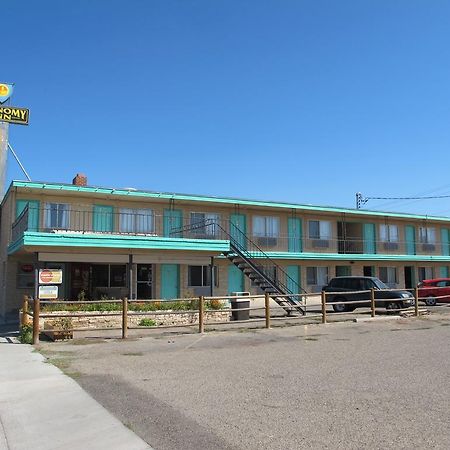 Economy Inn Ontario Bagian luar foto