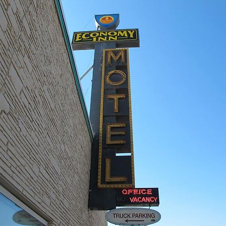 Economy Inn Ontario Bagian luar foto