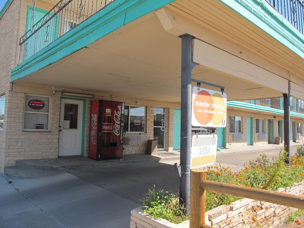 Economy Inn Ontario Bagian luar foto