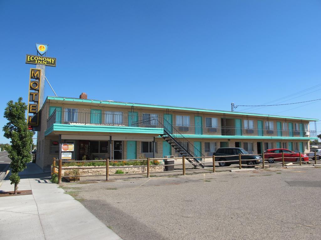 Economy Inn Ontario Bagian luar foto