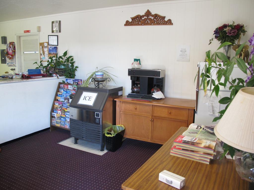 Economy Inn Ontario Bagian luar foto