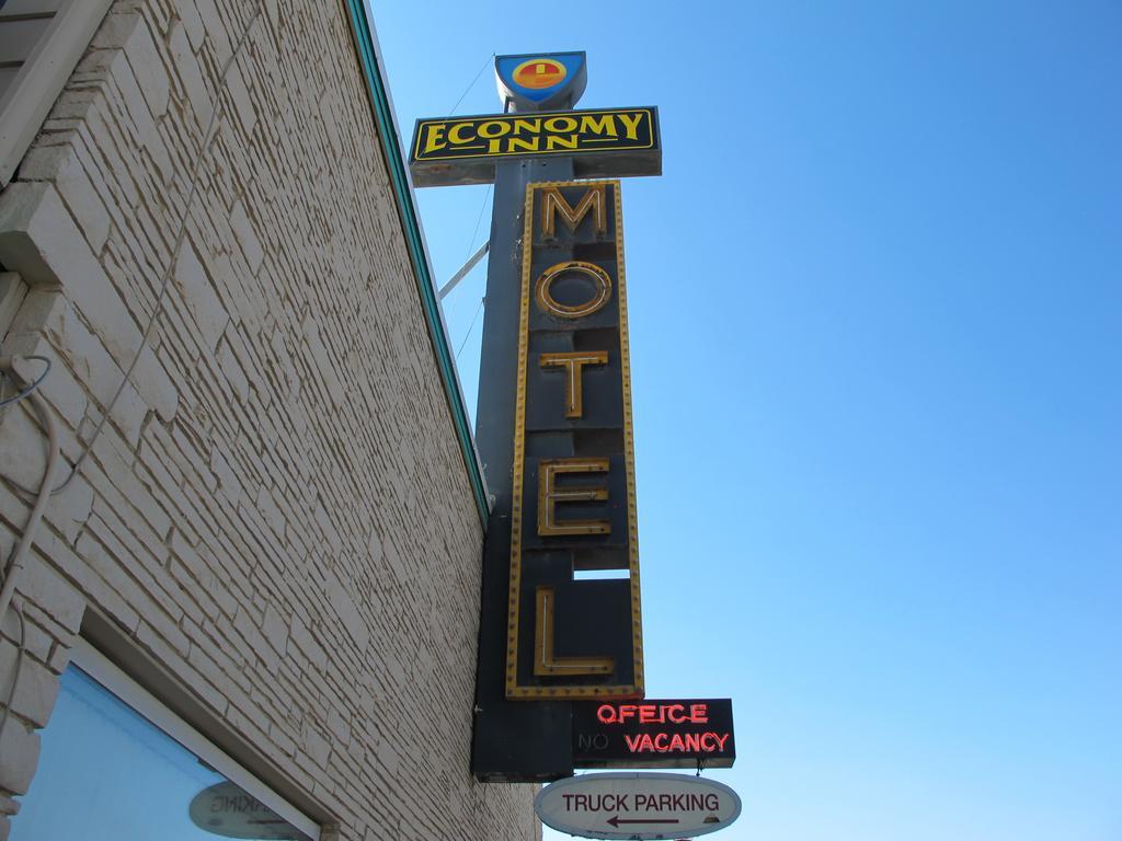 Economy Inn Ontario Bagian luar foto